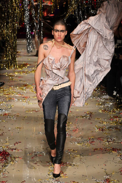 Vivienne Westwood Fall 2015 Ready-to-Wear。维维安·韦斯特伍德2015秋冬是一场性别错乱的秀，西太后让女人们穿着男人的西装，让男人们换上女人的裙子，以令人惊愕的性别对立来嘲讽时装的默守陈规。这种视觉上的反差…