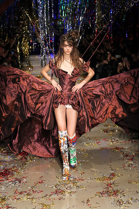 Vivienne Westwood Fall 2015 Ready-to-Wear。维维安·韦斯特伍德2015秋冬是一场性别错乱的秀，西太后让女人们穿着男人的西装，让男人们换上女人的裙子，以令人惊愕的性别对立来嘲讽时装的默守陈规。这种视觉上的反差无疑是有趣的，西太后将很多规规矩矩的衣服与很多荒诞无比的衣服混合在一起，展示了她对于“规则”的不屑一顾。是玩笑亦是态度。