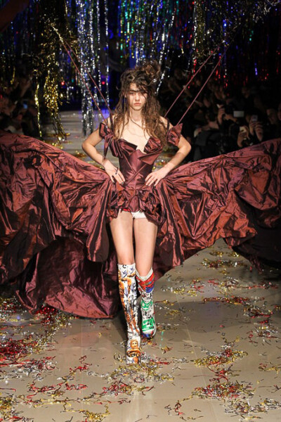 Vivienne Westwood Fall 2015 Ready-to-Wear。维维安·韦斯特伍德2015秋冬是一场性别错乱的秀，西太后让女人们穿着男人的西装，让男人们换上女人的裙子，以令人惊愕的性别对立来嘲讽时装的默守陈规。这种视觉上的反差…