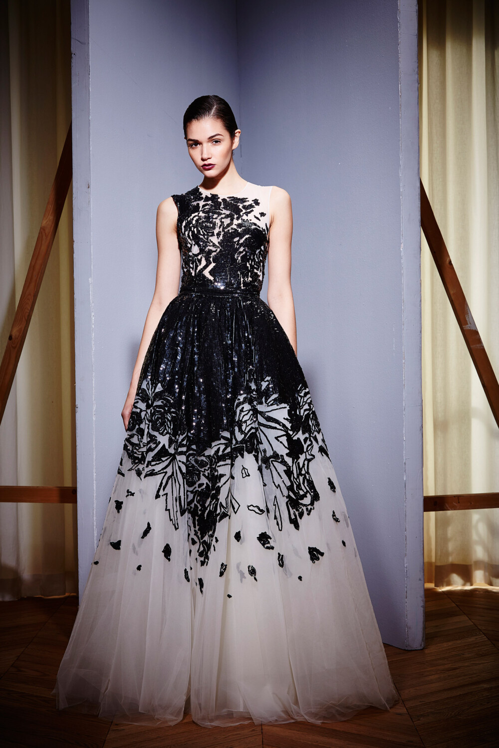 Zuhair Murad Fall 2015 Ready-to-Wear。祖海·慕拉2015秋冬高级成衣发布。今年秋冬时装周各个仙牌纷纷黑化走起暗黑路线，Zuhair Murad这季仿佛黑暗版的Frozen，危险又冷艳。精工细作的刺绣如洒落礼服上的繁星，光芒夺目。透视与高腰大裙摆的融合每次都惊艳迷人。