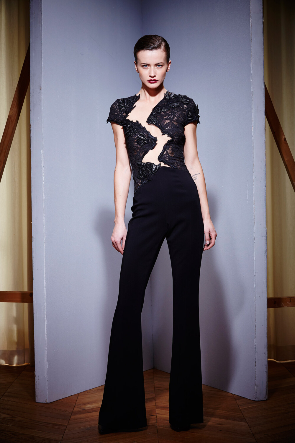 Zuhair Murad Fall 2015 Ready-to-Wear。祖?！つ嚼?015秋冬高级成衣发布。今年秋冬时装周各个仙牌纷纷黑化走起暗黑路线，Zuhair Murad这季仿佛黑暗版的Frozen，危险又冷艳。精工细作的刺绣如洒落礼服上的繁星，光芒夺目。透视与高腰大裙摆的融合每次都惊艳迷人。