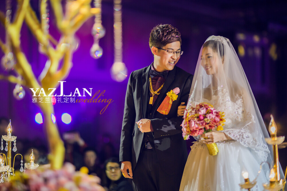 【雅芝兰婚礼定制】--《了不起的盖茨比》 一颗初心经过时光的雕琢，用坚持与温柔的力量，将爱蔓延在流金炫彩的漩涡之中。浮光幻影的盖茨比婚礼场景——错综繁复的几何图形，浓重的金属质感，瑰丽的花艺设计，灯火辉煌，纸醉金迷。世界上竟有这一种美，如此奢美精致，震慑心脾。