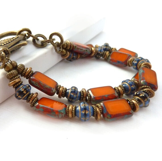 鲜艳的橙色多股手链