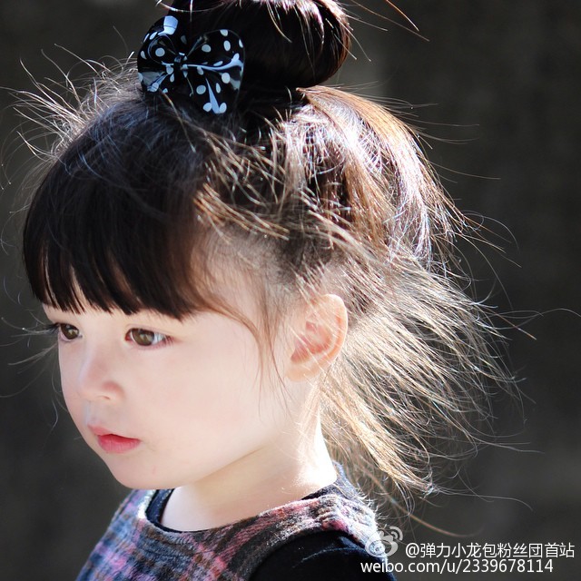 娱乐没有圈 【红爆Facebook的混血女神“小笼包”可爱爆了！ 】Sarah Michelle是中国台湾和新西兰的混血宝宝，有着一双充满灵气的大眼睛、以及宛如白雪公主般的白皙肌肤，如洋娃娃般精致可爱的她红遍网络，在Facebook上拥有26万粉丝的高人气，堪称混血儿界的女神！