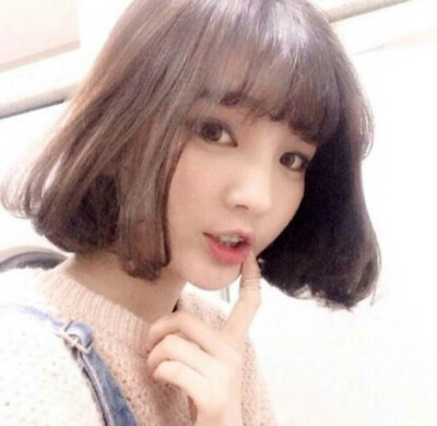 空气刘海配短发