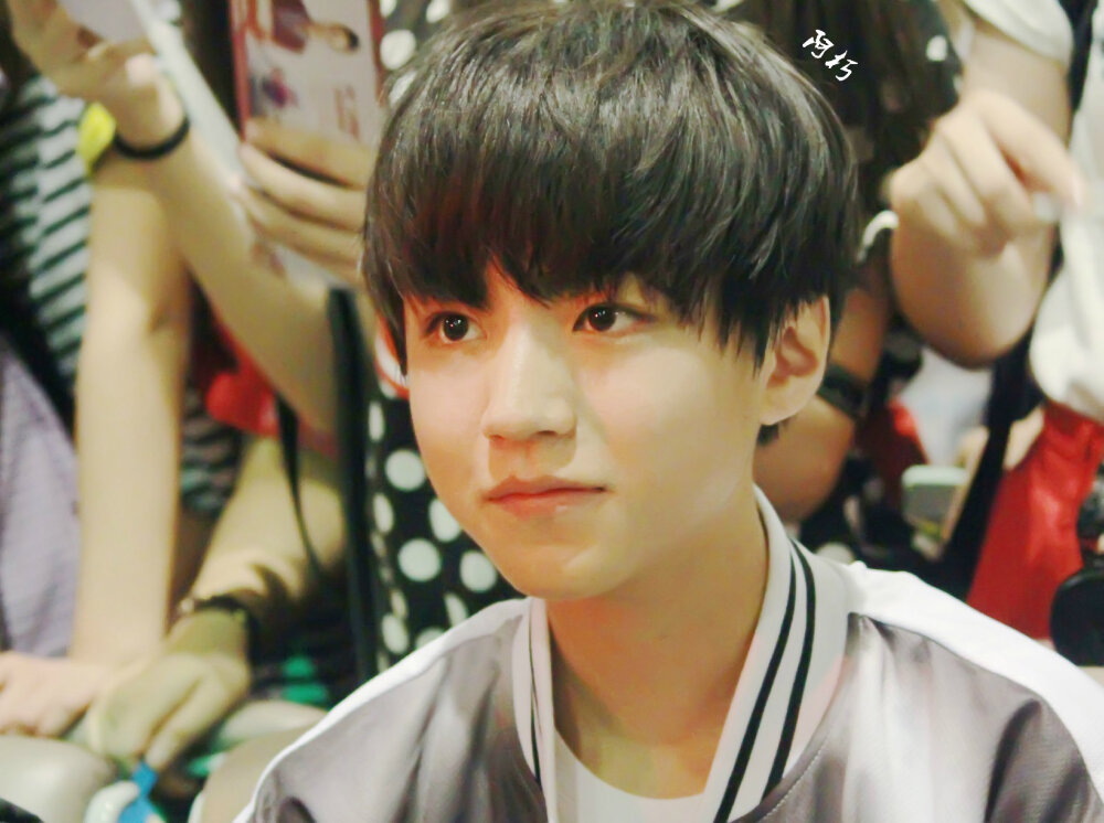 #王俊凯# #TFBOYS王俊凯# #tfboys# 140801上海至北京 cr：我是你隔壁卖鞋垫的阿朽啊