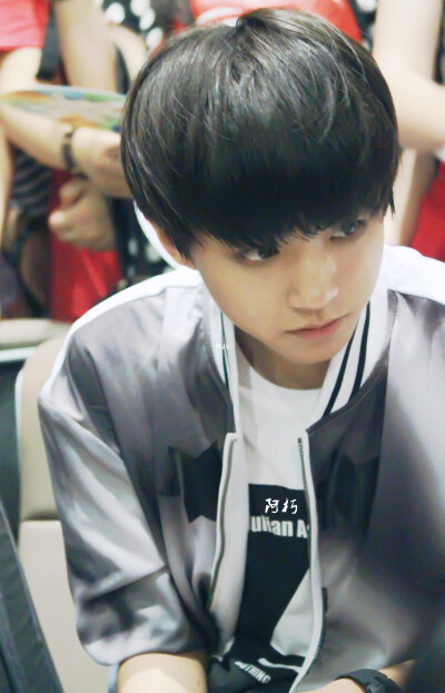 #王俊凯# #TFBOYS王俊凯# #tfboys# 140801上海至北京 cr：我是你隔壁卖鞋垫的阿朽啊