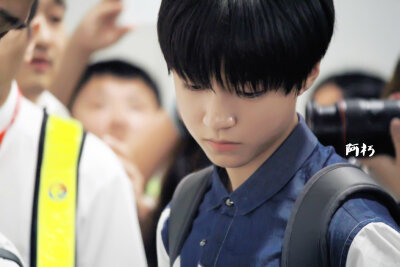 #王俊凯# #TFBOYS王俊凯# #tfboys# 140804 北京至上海 cr：我是你隔壁卖鞋垫的阿朽啊