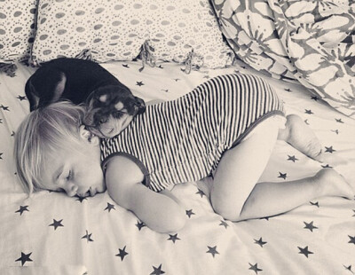 当宝宝身边多了只呆宠后 一起睡 一起呆 一起玩 有爱的一对玩伴♡