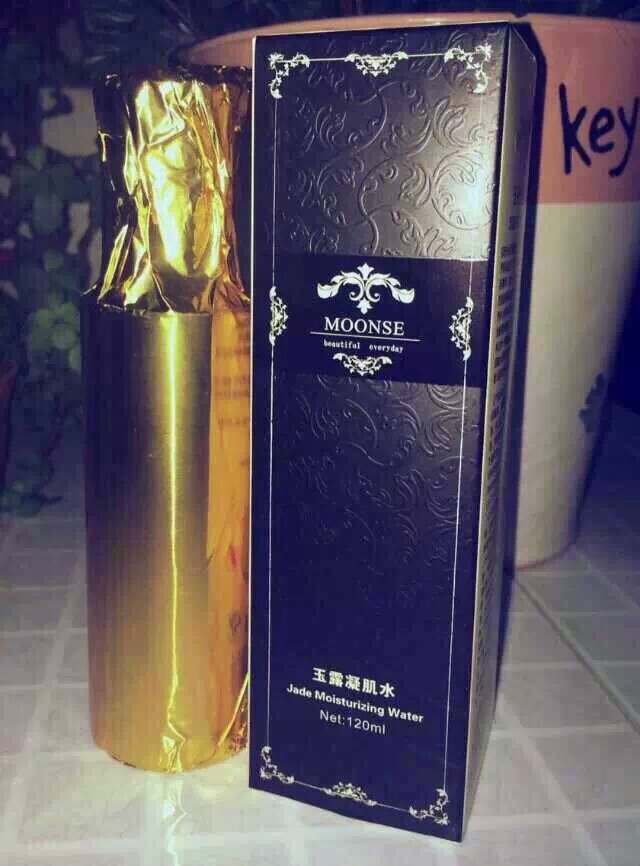  我补水了，你呢？一早一晚都离不开它！穆丝玉露凝肌水，来自珍贵的夏威夷海洋深层水联袂北大西洋天然大叶海藻，源源不断，深度调理，舒缓滋润，成就清晨防护第一步，让肌肤勇敢直面日间水分流失和外界环境压力，一整天都长久水润肌。 -夏威夷海洋深层水配合肌肤自然节律，同步释润，储水锁水，令肌肤持续焕发强韧光采，回复水润如初。 -清爽水漾质地，帮助肌肤吸收通畅，并提升后续补水防护功效。