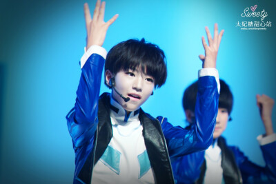 #王俊凯# #TFBOYS王俊凯# #tfboys# 140805 热力赛车新闻发布会表演 cr：TFBOYSweety太妃糖_甜心站