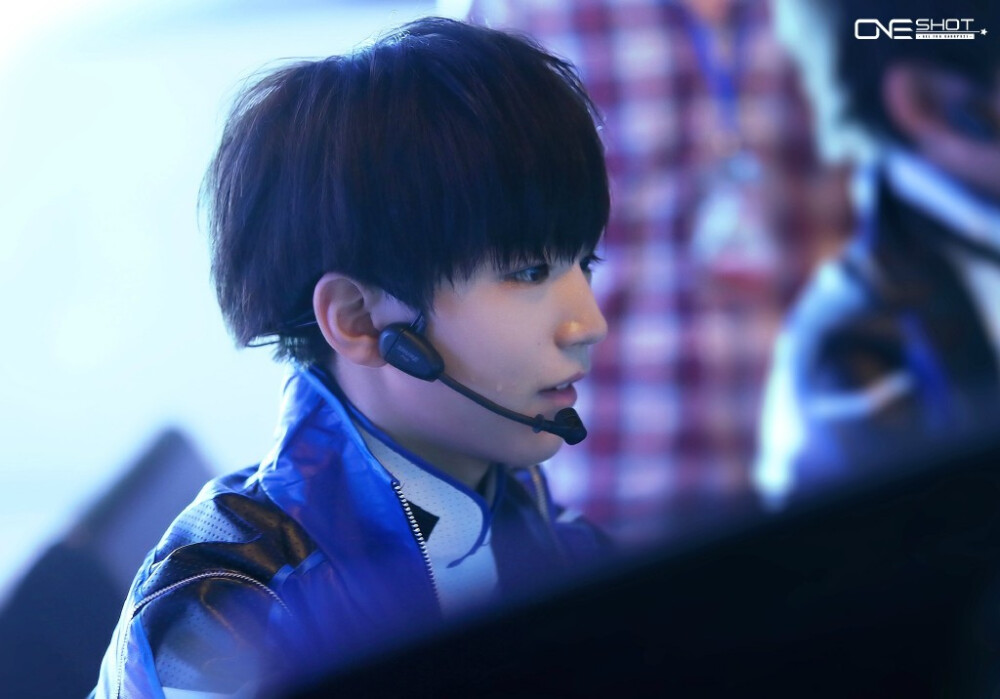 #王俊凯# #TFBOYS王俊凯# #tfboys# 140805 热力赛车新闻发布会表演 cr：-K-OneShot