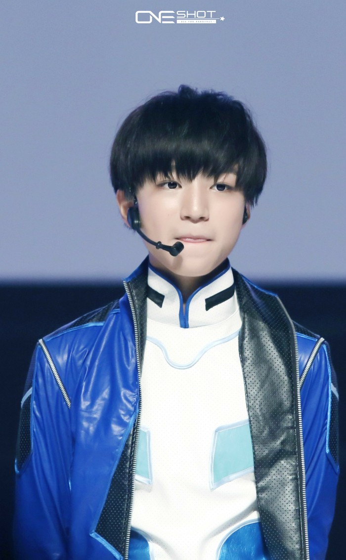 #王俊凯# #TFBOYS王俊凯# #tfboys# 140805 热力赛车新闻发布会表演 cr：-K-OneShot