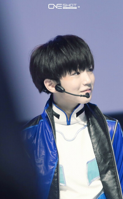 #王俊凯# #TFBOYS王俊凯# #tfboys# 140805 热力赛车新闻发布会表演 cr：-K-OneShot