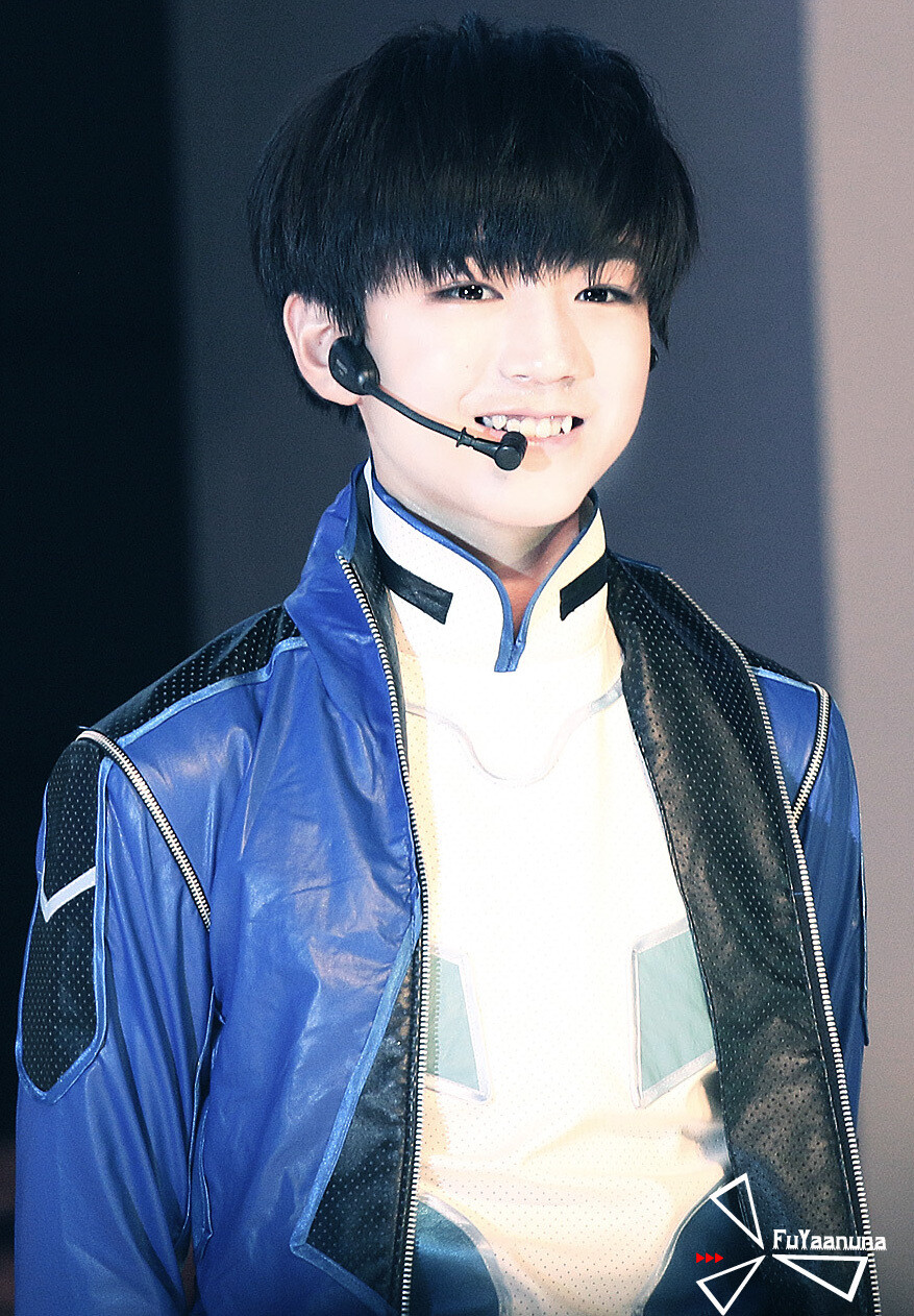 #王俊凯# #TFBOYS王俊凯# #tfboys# 140805 热力赛车新闻发布会表演 cr：FuYaanuna