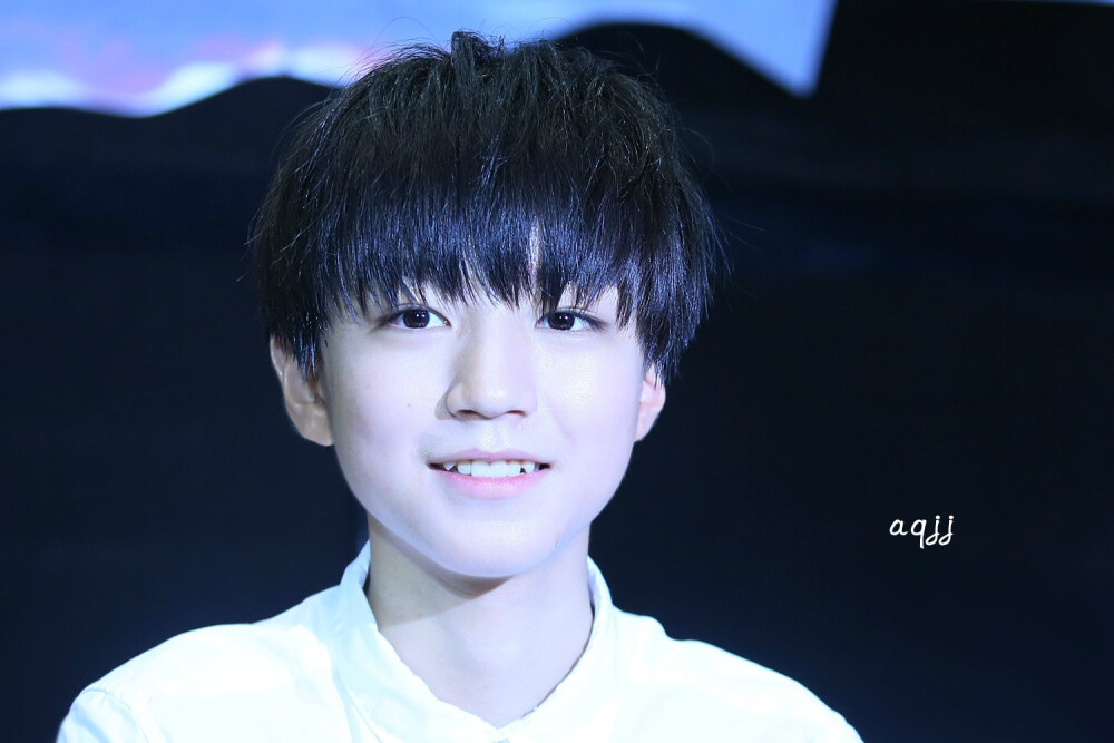 #王俊凯# #TFBOYS王俊凯# #tfboys# 140805 热力赛车新闻发布会采访 cr：王俊凯的逆天睫毛