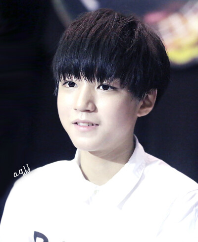 #王俊凯# #TFBOYS王俊凯# #tfboys# 140805 热力赛车新闻发布会采访 cr：王俊凯的逆天睫毛