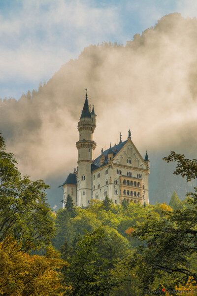 Schloss Neuschwanstein, Germany (by S.Rose Fotografie)。德国巴伐利亚新天鹅堡。座城堡是巴伐利亚国王路德维希二世建造，位在德国巴伐利亚省福森市，在德国东南与奥地利的边界上，城堡就蓋在隶属阿尔卑斯山山脈一…