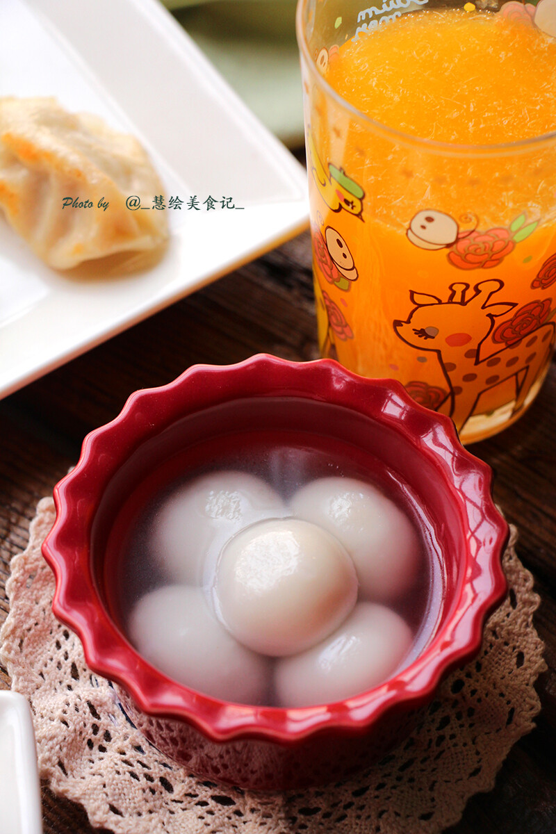 煎饺、八宝粥、韭菜盒子、汤圆，混搭风~~搭配芒果、栗子、橙汁~