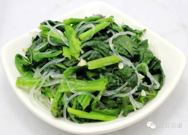 粉丝拌菠菜 原料：菠菜、粉丝、红尖椒、杏仁、蚝油、芝麻油、色拉油、盐 做法： 1. 菠菜切去根部，清洗干净，切段;粉丝用凉水泡软;烧一大锅水，水开后放进菠菜，加入油、盐，水再次煮开即可捞起放进准备好的凉开水里； 2. 烫过菠菜的水继续用来烫粉丝； 3. 把烫熟的粉丝和菠菜捞起，沥干水分，装进大碗里，淋入麻油、加入蚝油，用筷子拌匀，撒上红椒粒和杏仁碎装饰即可。