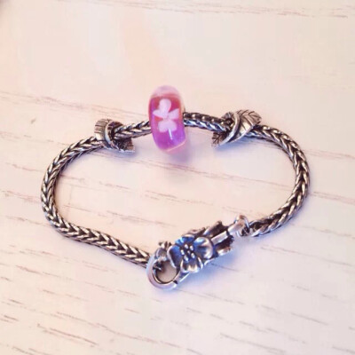 Trollbeads 始于1976年，是丹麦著名的首饰品牌之一。原创性，创意力、精致手工、古灵精怪的想法让Trollbeads与其他首饰品牌相比与众不同。我们相信收集美丽的事物是人的天性，我们同时也认为生命是点点滴滴美好回忆…