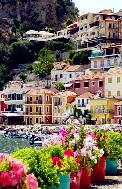 Parga, Epirus, Greece。希腊伊庇鲁斯帕尔加。在希腊众多脍炙人口的旅游圣地、文化遗产之外，还有一座美丽而秀珍的港口城市－一个叫做帕尔加(Parga)的色彩斑斓的海滨小城。这里的街巷蜿蜒起伏纵横交错，一路上各种小…