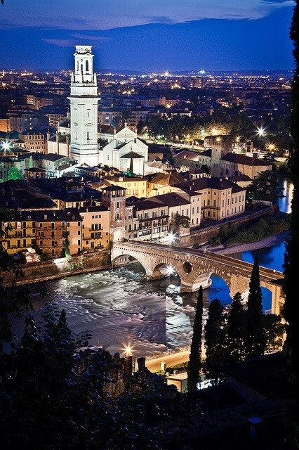 Verona ,Italy。意大利维罗纳，位于意大利的北部，距离博洛尼亚170公里。是意大利最古老、最美丽和最荣耀的城市之一，拉丁语的意思为“极高雅的城市”。维罗纳闻名全球得因于莎士比亚的名作《罗密欧与朱丽叶》，其景点朱丽叶的阳台，自然成为世界青年男女膜拜的爱情场所；城内还有古代罗马的圆形露天剧场和许多造型精美的教堂；维罗纳盛产葡萄酒、蔬菜和水果，还有著名的维罗纳大理石，是一座非常高雅的城市。