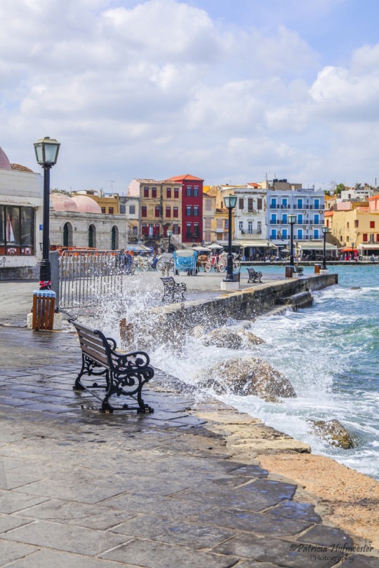 Chania, Crete, Greece。希腊克里特岛干尼亚，旧译“哈尼亚”，位于克里特岛西端，是仅次于伊拉克利翁的克里特岛第二大城市，在1971年之前，曾是克里特岛的行政中心。城内保存有浓厚的威尼斯遗风。克里特岛中保留者威尼斯风格的地方有几处，但保存完好的恐怕只有干尼亚，其中最出名的是威尼斯港Venetian Port。置身干尼亚，你会感觉象来到了电影中的中世纪。
