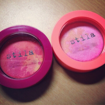 Stila诗狄娜扎染渐变烘焙眼影。左:08Finale 右:03Lyric