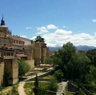 【塞哥维亚城堡（Alcazar de Segovia）】 位于塞哥维亚城西端，城堡所处的位置正好是当时西班牙北部城市卡斯提尔（Castile）的要冲上，临崖而建的塞哥维亚城堡，因战略考虑，拥有绝佳的视野。