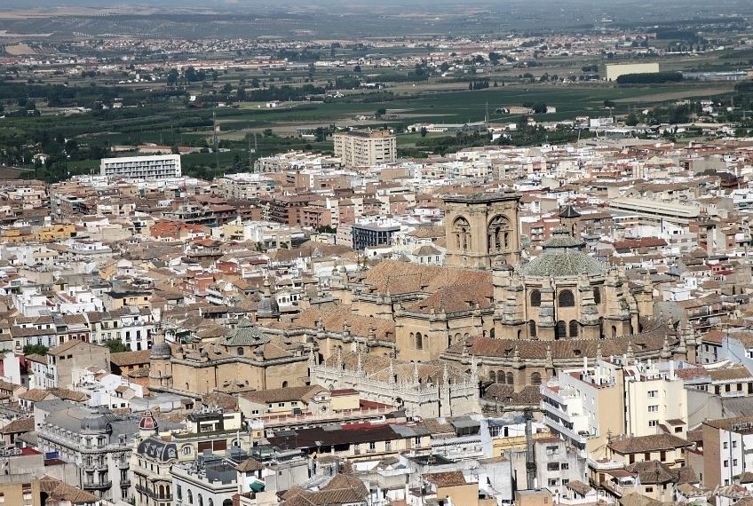 【格拉纳达（Granada）】位于内华达山脉北麓，风景如画，建筑多姿多彩。