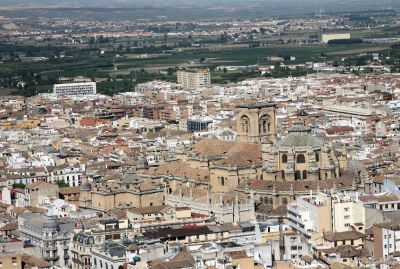 【格拉纳达（Granada）】位于内华达山脉北麓，风景如画，建筑多姿多彩。