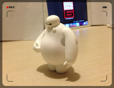 「丢小咩」 超能陆战队 大白 baymax 戳肚子〜〜 超轻粘土做大白最合适了 软软的 胖胖的~