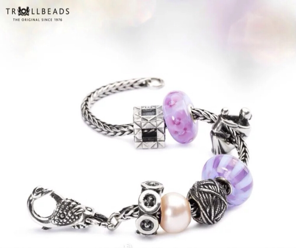 Trollbeads 始于1976年，是丹麦著名的首饰品牌之一。原创性，创意力、精致手工、古灵精怪的想法让Trollbeads与其他首饰品牌相比与众不同。我们相信收集美丽的事物是人的天性，我们同时也认为生命是点点滴滴美好回忆集结而成。Trollbeads就是以为你收集这些美丽的事物与回忆而诞生。超过一千多种的精灵珠，串起人与人之间的独特故事。（图源自@Trollbeads）