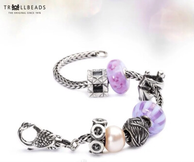 Trollbeads 始于1976年，是丹麦著名的首饰品牌之一。原创性，创意力、精致手工、古灵精怪的想法让Trollbeads与其他首饰品牌相比与众不同。我们相信收集美丽的事物是人的天性，我们同时也认为生命是点点滴滴美好回忆…