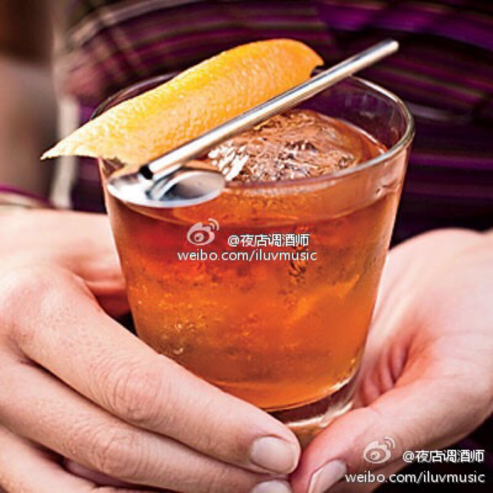 【古典（Old Fashioned）】#双鱼座#专属。材料： 2/3美国金宝波本威士忌、1/3糖浆、苦灵（Dash Bitters）、苏打水、樱桃。调法：杯中置入约8分满的冰快，将威士忌先倒入底层，将糖水淋在威士忌酒上，加入苏打水约至8分满，在滴入1-2滴苦灵，最后用樱桃装饰即完成[礼物]