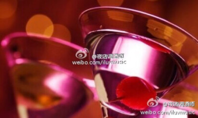 【热吻Kiss of Fire Cocktail】梦幻的红色诱惑，浓浓的幽香，淡淡的清苦~ 材料：伏特加1/3，辛辣苦艾酒1/3，斯洛金酒1/3，柠檬汁2打石，砂糖少量【制法】：①将除砂糖以外的材料倒入雪克杯中摇和；②将摇和好的酒慢…