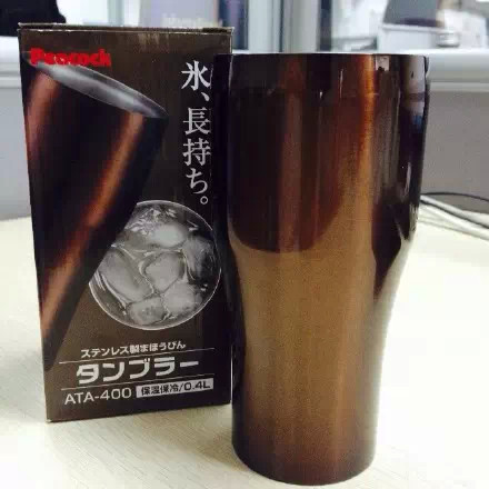 孔雀保温杯 400毫升容量，巧克力色的双层不锈钢，大杯口看着过瘾喝起来豪爽，倒上啤酒直接傲视群雄的感觉。 可以看到包装上的图片，冰块放入杯子里，1小时后依旧保持0度冰水混合物。妈妈再也不怕我夏天中暑了！ 最FASHION的双层不锈钢真空断热技术，保温保冷效果都是极好的。 这个杯子最大的特点就是坦诚——没有盖，你分分钟把它一看到底！