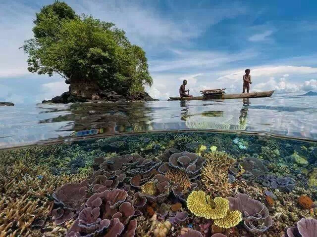 巴布亚新几内亚的北部海岸区，东新不列颠省的清澈海水