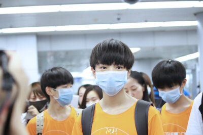 #王俊凯# #TFBOYS王俊凯# 140808北京至广州 cr：我是你隔壁卖鞋垫的阿朽啊