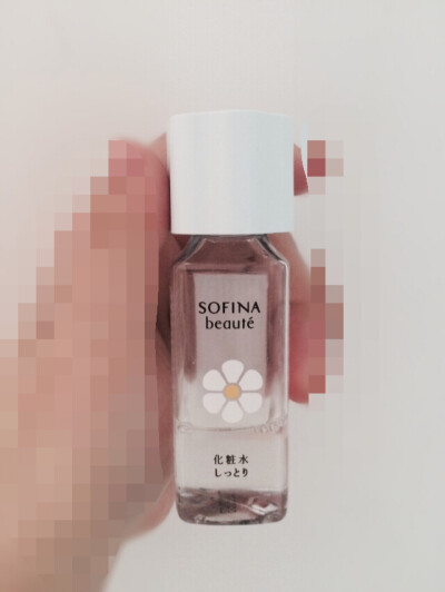 超级爱的化妆水！sofina的产品真的很适合二十代年轻女生用、而且价格也适合年轻妹子！这款化妆水有点黏黏的感觉、补水的效果在我用过这么多化妆水里面决定排行前三！适合秋冬跟上妆前使用！