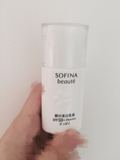 
sofina日用美白乳液、spf50。我个人的肤质是夏天不搽防晒的话、一个夏天下来两頰处一定会起晒斑！然后如果坚持用一个月的美白产品跟勤做护理晒斑就会 完全没有了！这个血的教训告诉我们不能偷懒不保养自己有木有！…