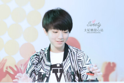 #王俊凯# #TFBOYS王俊凯# 140809 广州Ani-Joy安捷动漫游戏展 cr：TFBOYSweety太妃糖_甜心站