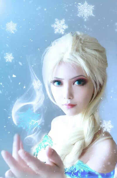 原作； 冰雪奇缘。 角色； Elsa。 cn: 宵夜yoiya 。 staff摄影：宵夜yoiya。化妆：宵夜yoiya。后期：宵夜yoiya。