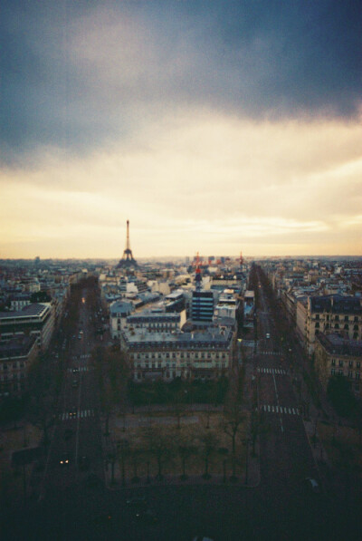 我们是微茫的存在，折射出心里每一丝憧憬和每一缕不甘