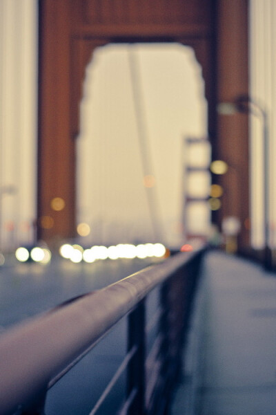 我们是微茫的存在，折射出心里每一丝憧憬和每一缕不甘