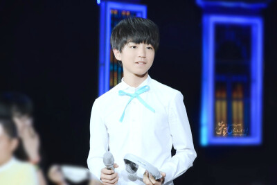 #王俊凯# #TFBOYS王俊凯# 140821开学第一课 cr： BelovedGloryWJK荣光