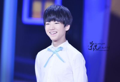 #王俊凯# #TFBOYS王俊凯# 140821开学第一课 cr： BelovedGloryWJK荣光