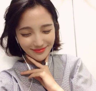 短发女孩也可以性感可爱