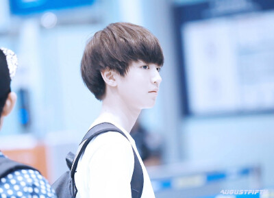 #王俊凯# #TFBOYS王俊凯# 140827北京至深圳 cr：AugustFifth